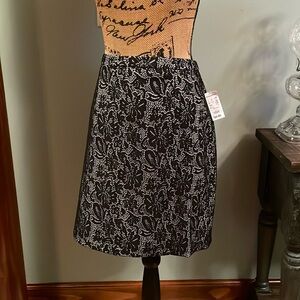 Dress Barn skirt size 16. NWT.